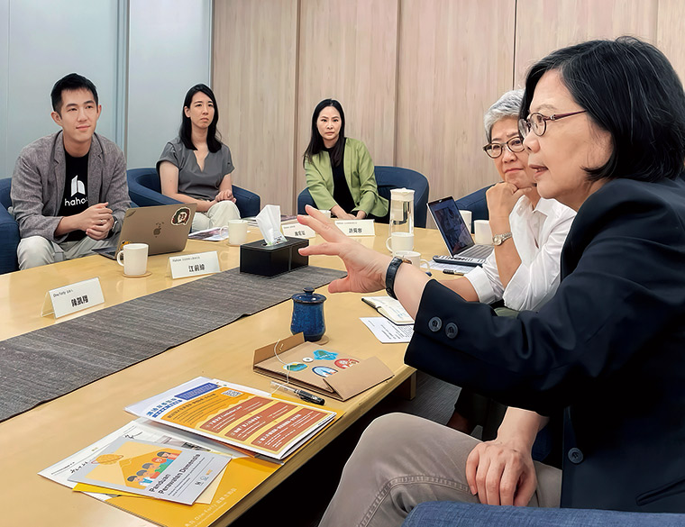 2024年11月，前總統蔡英文（右1）接見江前緯（左1）等 青年創業家。