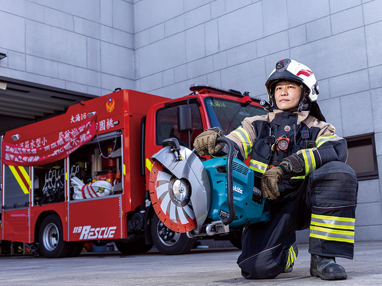 黃翊真的職涯一直跟「第一位」脫不了關係，今年起是桃園 第一位女性消防小隊長。