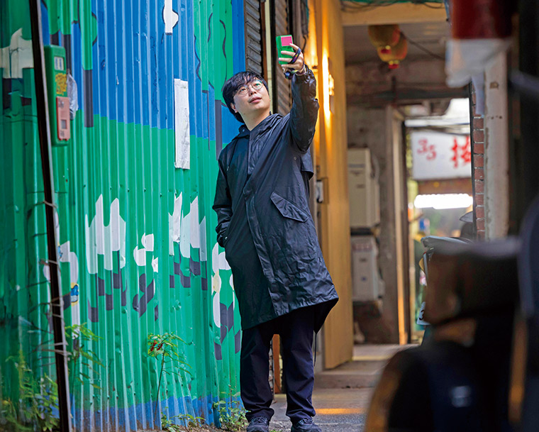 受訪那天明明是無雨的日子，黃彥霖在室內也穿著雨衣行動，因為「這樣看起來比較壞」。