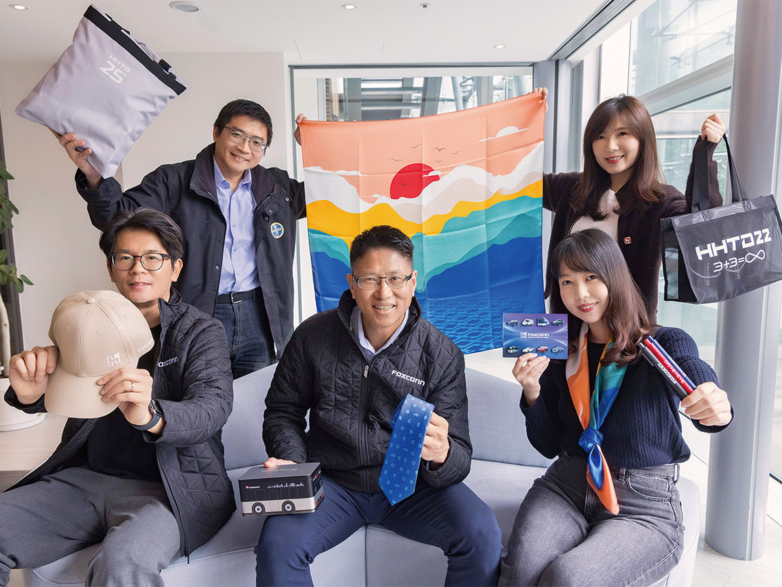 鴻海發言人巫俊毅（前排中）與小物專案團隊成員於內湖辦公室合影，呈現多款精緻設計小物。