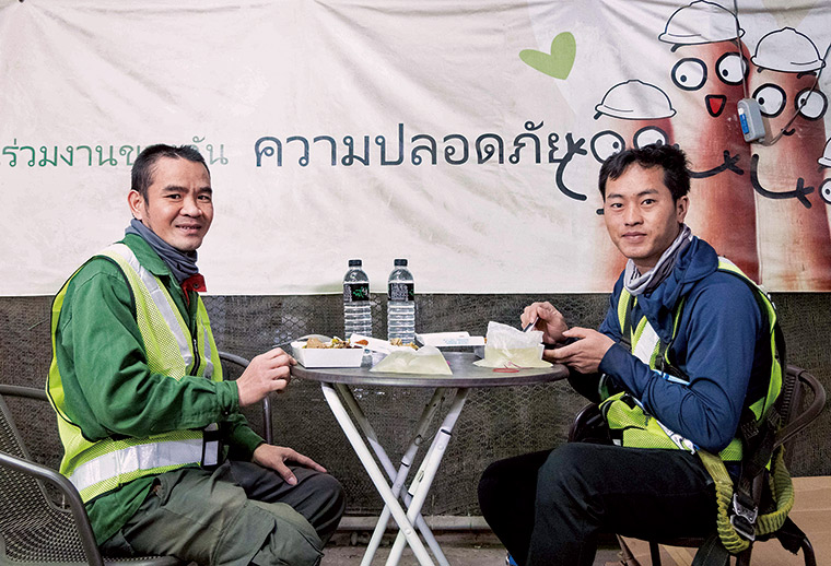 為了讓移工充分了解安全規範，第三航廈工程標 語充斥著各國語言。