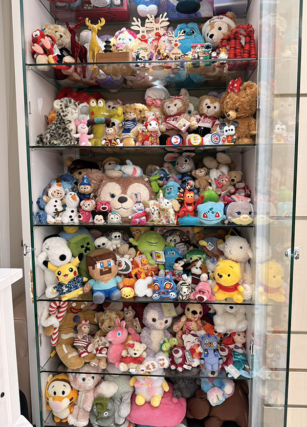 廖偉銘的收藏中,也包含童趣感 十足的娃娃。