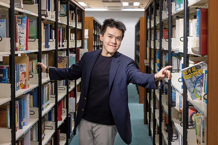 笑起來有大大酒窩的吳泓陞，從小因學習障礙受盡冷眼，學習對他而言，曾是痛 苦源頭，但他卻用超乎常人的努力與毅力，讓學習成為他助人的工具。