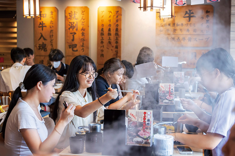 台灣人不分老少、不分季節都愛吃鍋，推升台灣火鍋店產值超過四百億元。圖為王品 集團和牛涮。