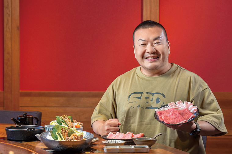 乾杯董事長平出莊司雖以燒肉起家，但藉由自身進口牛肉的優勢與對 品質的堅持，也帶領鍋物品牌「黑毛屋」漸漸闖出名堂。