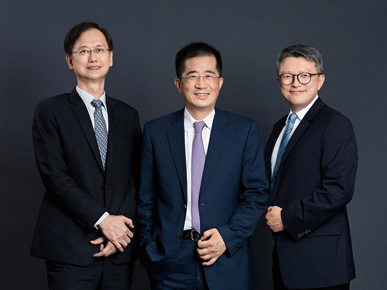 聯電在董事長洪嘉聰（圖中）、共同總經理王石（右）與簡山傑（左）的領導下，持續朝 先進封裝、矽光子等領域布局。