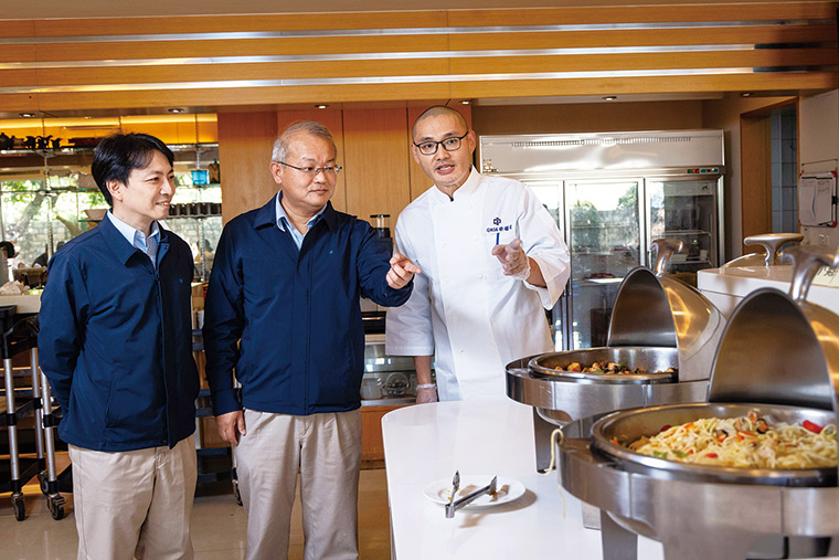除了中式餐點,中鋼也提供西式自助餐,另外也開放同仁訂購自製便當。