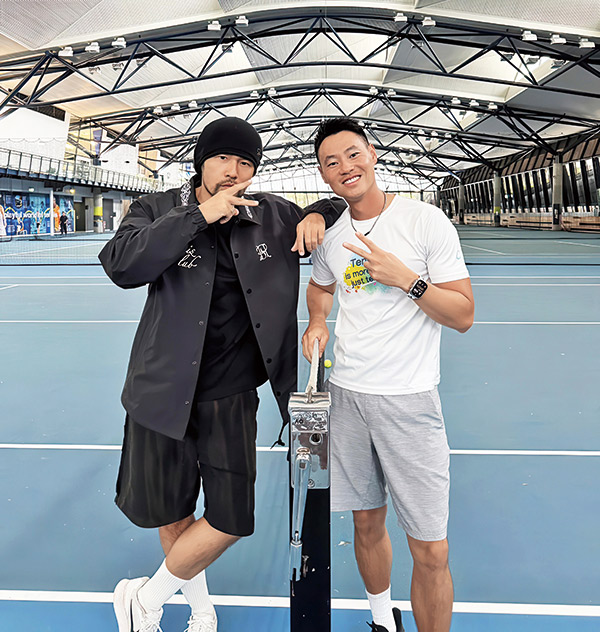 歌手周杰倫(左)、網球教練何智仁(右)過年期間在澳洲球 場合影。