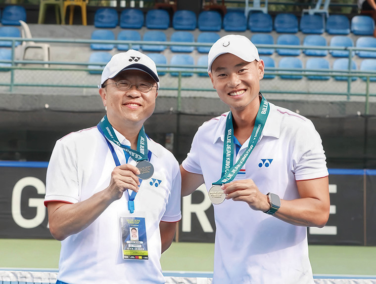 網球教練何智仁(右)、中華民國網球協會副理事長楊蔚萌(左)2023年 帶領國家隊前往馬來西亞參加金恩盃國際女子網球團體錦標賽,獲勝 晉級亞大區一級。