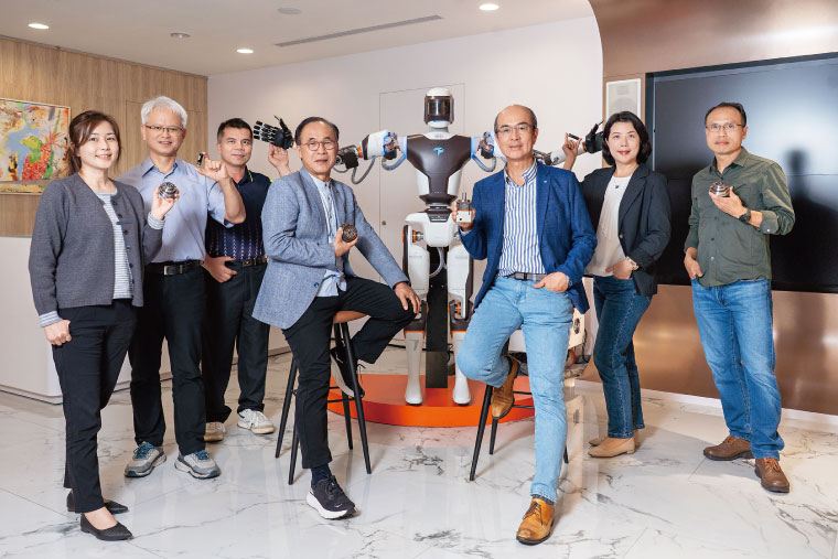 宇隆董事長劉俊昌（前左）、總經理蔡銘東（前右）與義大利設計團 隊合作，開發TUF-X概念款人形機器人，關節就用到宇隆的減速機。