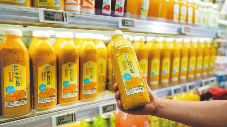 盒馬鮮生裡擺滿整個貨架的熱銷果汁「楊枝 甘露」，就出自鮮活果汁。