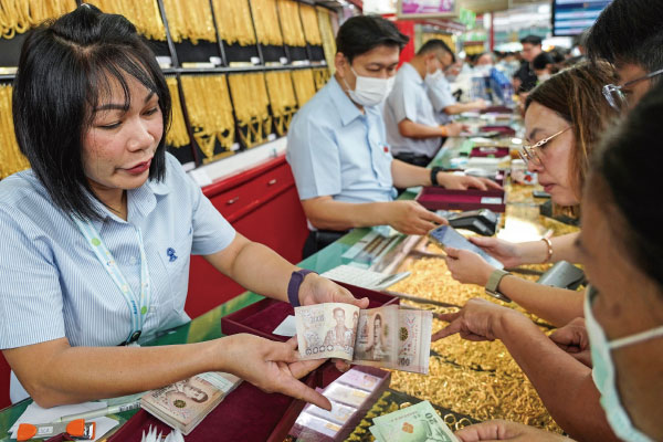 中東戰事升溫,黃金價格自高點下跌,許多投資人 趁金價回檔之際進場布局。