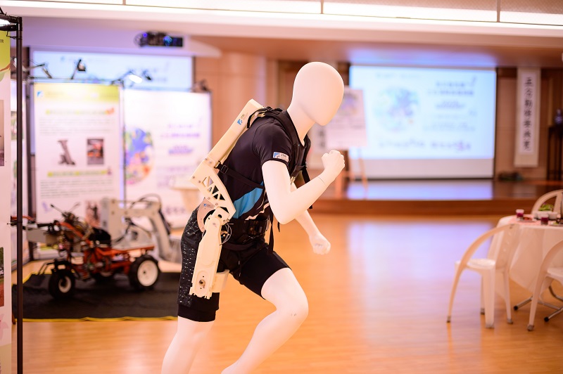 因應第一線救災需求，工研院與慈濟基金會合作開發多項救災工具。圖為「省力外骨骼輔助系統」，可為志工減輕35%腰背負荷，提升40%清淤效率。