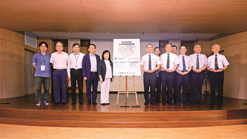 工研院捐贈慈濟基金會「螺桿式泥沙清除設備」、「微型履帶清運載具」與「省力外骨骼輔助系統」3項土石流災後清除設備，賦予慈濟專利使用權，為極端氣候下的災害管理，提供解方。