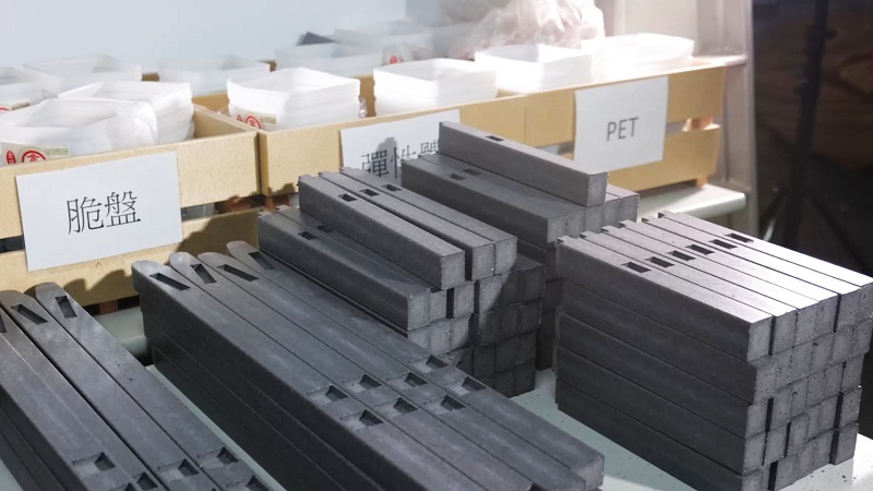 將紡織廢棄物進行專利處理、熔融、改質再生，再加工為塑木板材，過程較傳統方式更節能減碳。