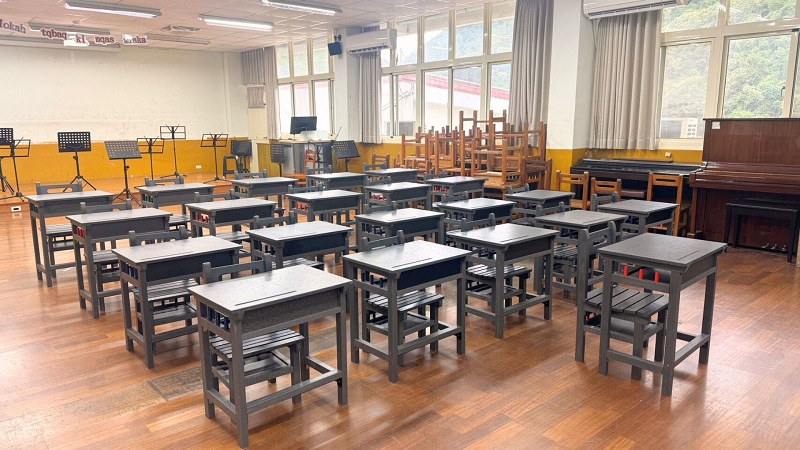 循環塑木製成的課桌椅防潮耐用，捐贈至臺中和平區德芙蘭國小課後照顧班等偏鄉教育現場。