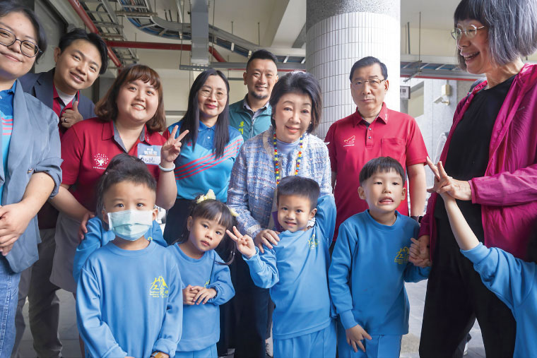 台積電慈善基金會董事長張淑芬(中)帶領台積電志工將頂尖資安專業 化為公益力量,透過「科技防詐」課程,教導學子「眼見不一定為真」, 讓防詐種子在偏鄉扎根。