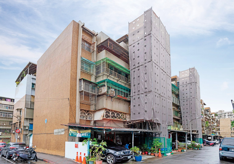 興建超過四十年的台北市萬華區華強社區近期整修,加裝 外掛式電梯,打造友善長者的老宅空間。