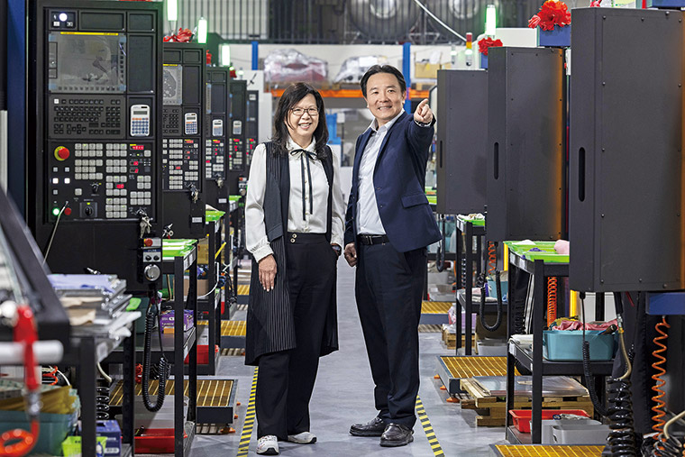 景美科技總經理羅麗文(左)與副總經理何震宏(右) 指出,創業關鍵是希望能不中斷對大客戶的服務。