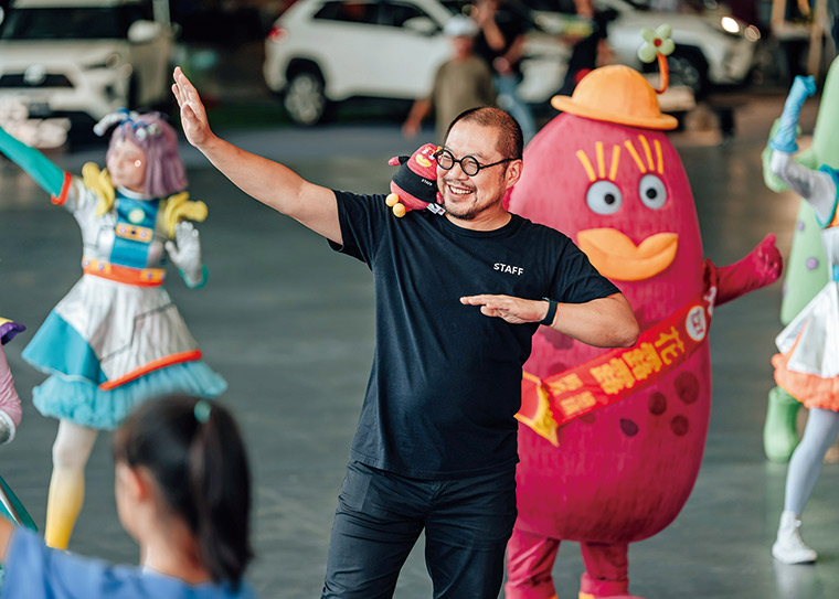 簡文彬沒有總監架子、最常穿著一件「員工T恤」，樂於擔任 民眾的藝術公僕。圖為2025 年花露露童樂節開幕式。