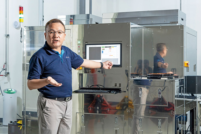 華洋精機總經理蕭賢德表示，團隊堅持自主研發硬體，才能精準抓出比人類頭髮小千倍的極細微粒。