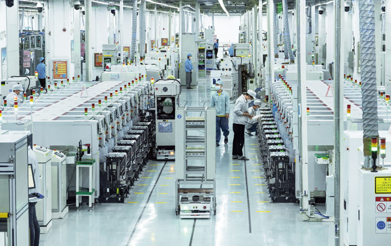 庫克掌舵蘋果15年，年營收成長3倍、已逾4,000億美元，其最大組裝夥伴鴻海集 團也順勢壯大。圖為鴻海鄭州廠。