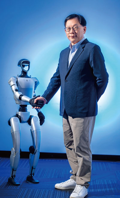 談及未來機器人市場發展，鴻海次集團C BG負責人李光曜觀 察，由於工廠場景固定且動作具備高度重複性，商用市場的 爆發將遠早於家用。