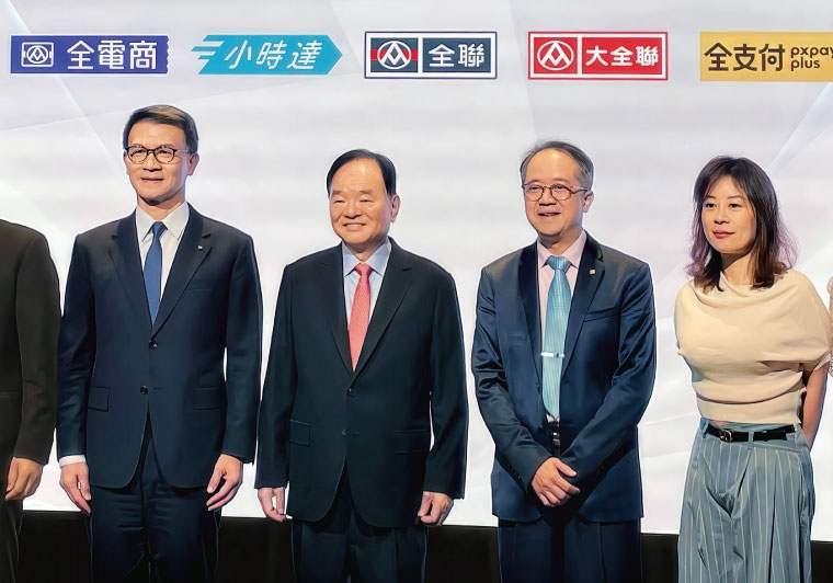 全聯在董事長林敏雄（左2）主導下，先後併購善美的與松青等日系血統超市， 補強生鮮實力；市場認為，統一超攜手LOPIA，勢將對全聯形成新挑戰。