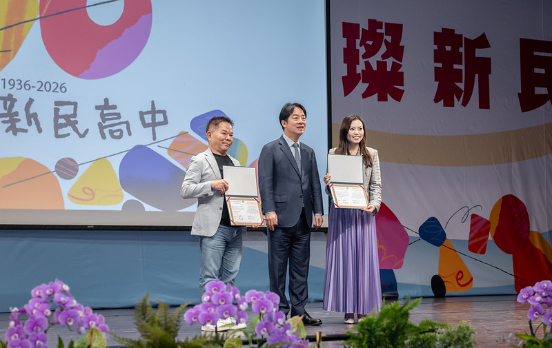 總統親頒獎項予服務滿40年資深教職員及傑出校友