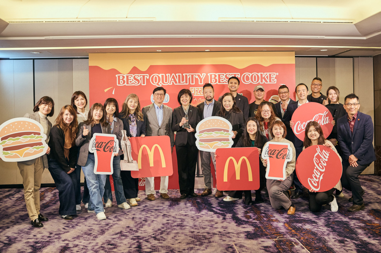 台灣麥當勞董事長李昌霖與總裁陶華君出席「全球麥當勞可口可樂飲品品質」頒獎典禮。