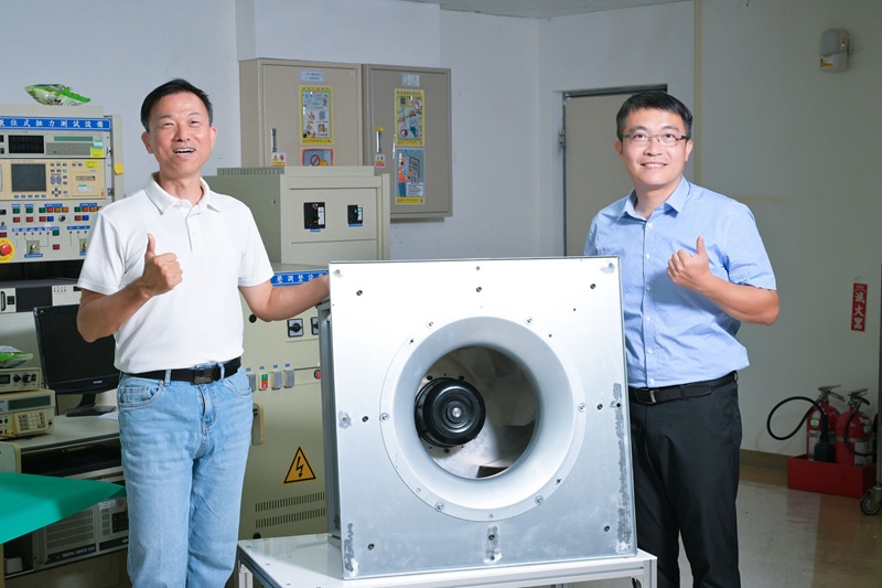 回首這條歷時近4年的研發之路,王建昌(左)歸功於研發夥伴與產業盟友,「這是臺灣產業鏈共同努力的成果!」