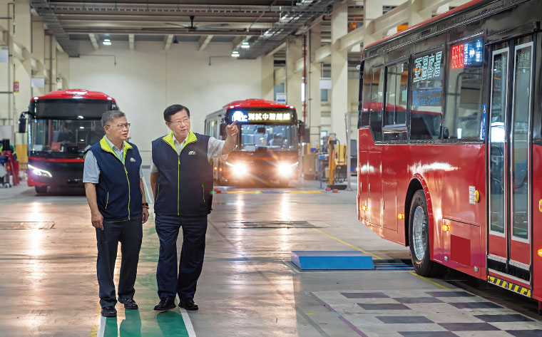 身兼車王電、華德動能董事長的蔡裕慶(右)認為,垂直整合是躋身國內電巴一哥、打國際盃的最大優勢。