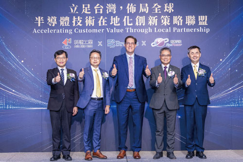 在經濟部政務次長何晉滄（左1）、家登董事長邱銘乾（右1）見證 下，Brooks Automation執行長賈辛卡（中）宣布，與科嶠董事長吳明 致（左2）、聯策董事長林文彬（右2）展開深度合作。