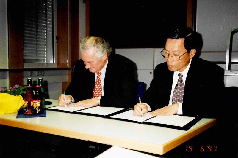 1997年,時任工研院院長史欽泰(右)與德國科研機構Fraunhofer-Gesellschaft 續簽合作備忘錄。左為當時的Fraunhofer總裁Hans-Jürgen Warnecke。(圖/謝良翰提供)