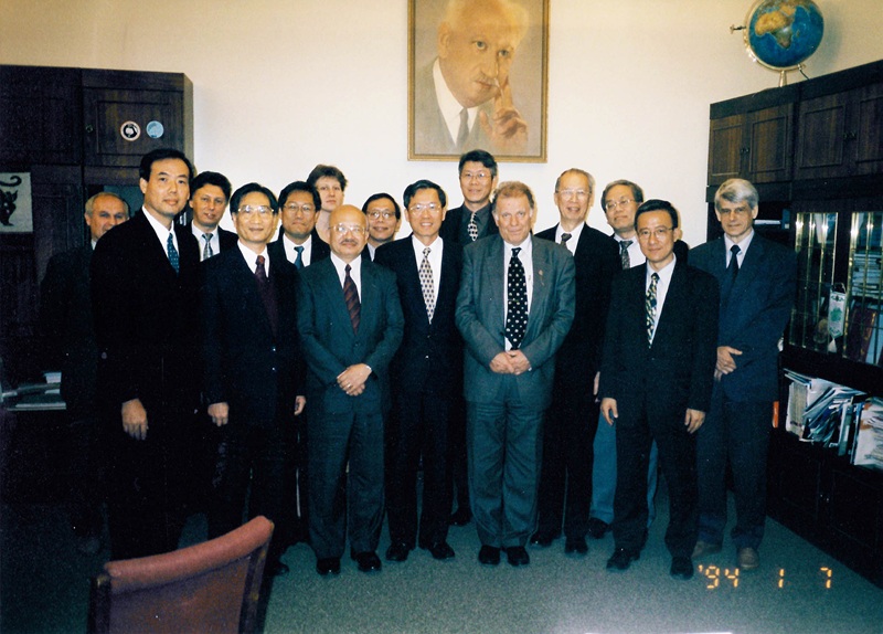 工研院前院長史欽泰(右7)2001年率團訪俄羅斯科學院,獲時任副院長的阿菲洛夫(右5)接待,並促成工研院與俄羅斯科學院的合作。右2為時任工研院歐洲辦公室代表謝良翰。(圖/謝良翰提供)