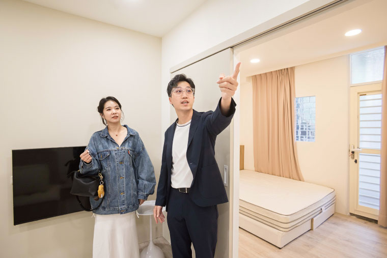 留易居負責人易韋志(右)表示,包租代管並非暴利生意,規模 擴大後,更須兼顧交易安全與營運效率。
