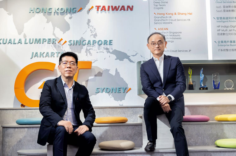 上奇集團董事長許承強(右)與總經理魏茂發率隊布局無人機與雲端新戰場。