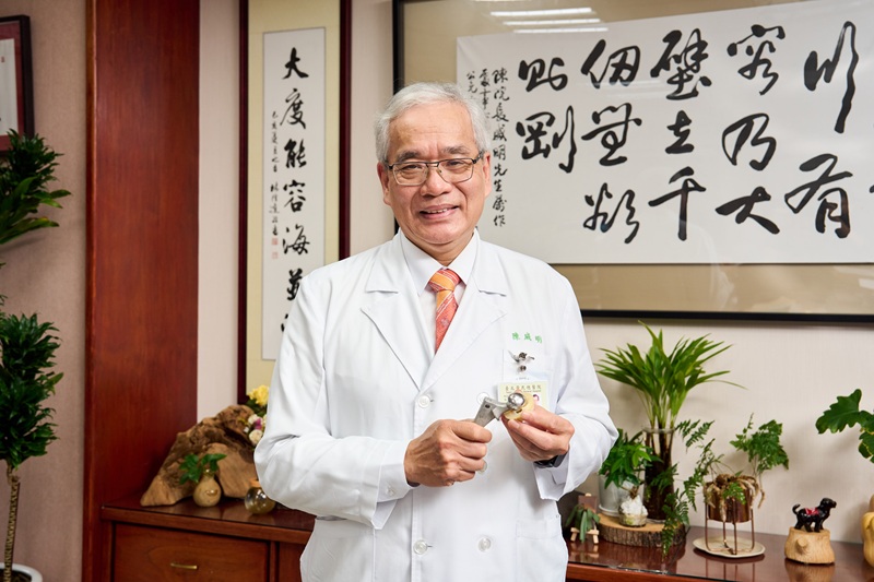 陳威明發明人工關節百寶箱,內含常用的數十種不同大小的球頭零件,解決人工關節因年深月久,零件難尋的痛點。