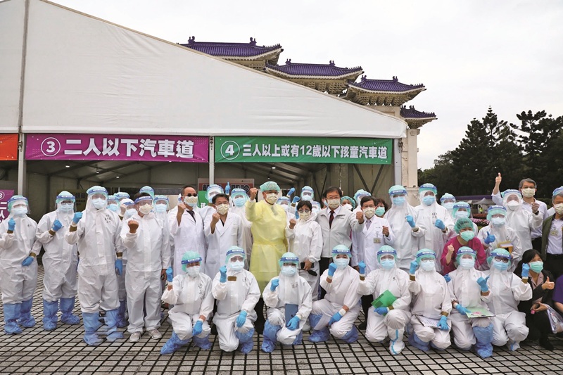 2022年5月率團隊於中正紀念堂自由廣場駐點23天,設置創新的「車來速」COVID檢疫站,總共採檢2.6萬人,有效紓解雙北各大醫院急診的壅塞。(圖/臺北榮總提供)