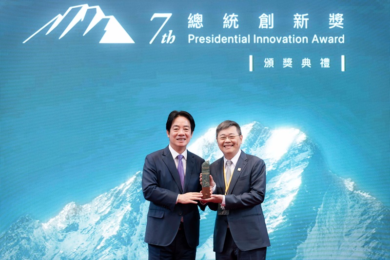2026年瑞昱榮獲第七屆「總統創新獎」團體組殊榮,賴清德總統與邱順建合影。(圖/瑞昱半導體提供)