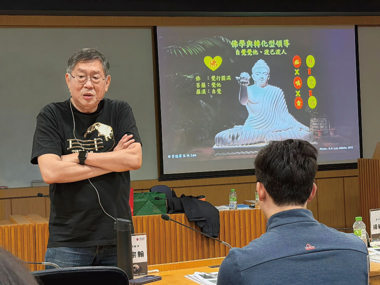 李瑞華自2002年起投身高階管理教育,課程納入國學經典,並創立「鯊魚學堂」, 集結20多年教導的兩岸三地學生,每年舉辦多場講座。