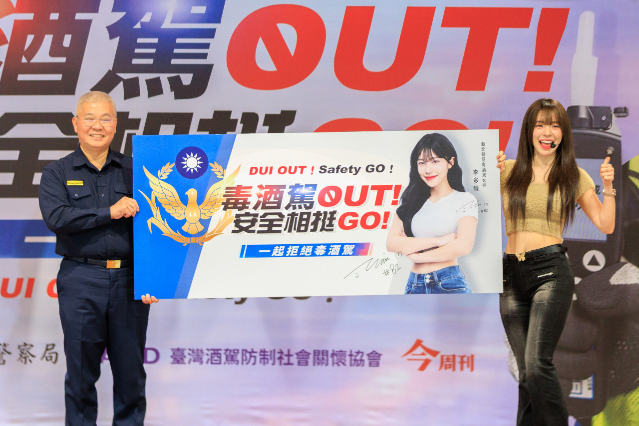 臺灣酒駕防制社會關懷協會與新北市政府警察局主辦『毒酒駕OUT  安全相挺GO』警界、交通界 防制毒酒駕年度宣導記者會。啦啦隊女神李多慧，擔任「防制毒酒駕宣導女神」。
