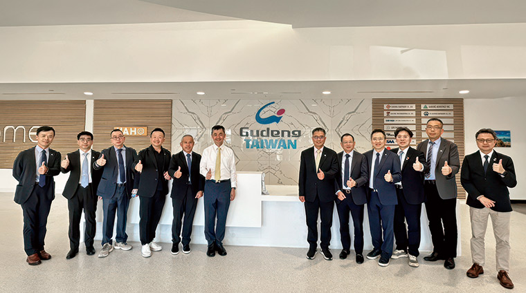 由18家供應商合組的德鑫半導體控股，如今已積極展開美國亞利桑那州的 布局。圖為業者在美國家登公司的大廳合照。