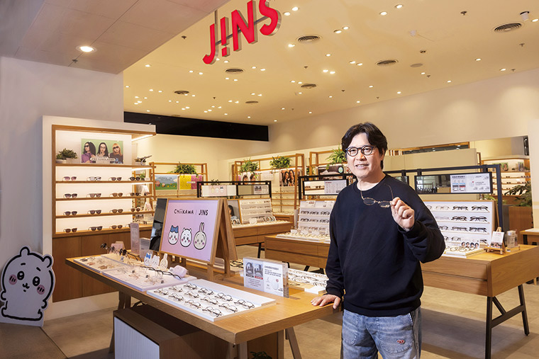 二十多年前，JINS會長田中仁率先將平價時尚眼鏡帶入日本。憑藉多年的產品開發與研究實 力，JINS不只要稱霸日本，更要成為全球第一的眼鏡品牌。