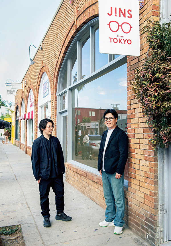 田中仁（右）2023年將社長一職交棒給長子田中亮（左）。 兩人攝於JINS美國洛杉磯Abbot Kinney旗艦店。