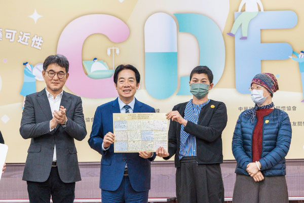 台灣癌症基金會於2025年12月舉辦癌藥基金週年感恩大會，邀請總 統賴清德（左二）、立委劉建國（左一）與癌症病友出席。