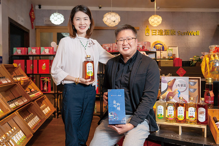 ▲酒廠二代周素玉（左）主導 大方向和品牌，與管理製造端的先生默契配合，齊心在梅酒市場殺出血路。