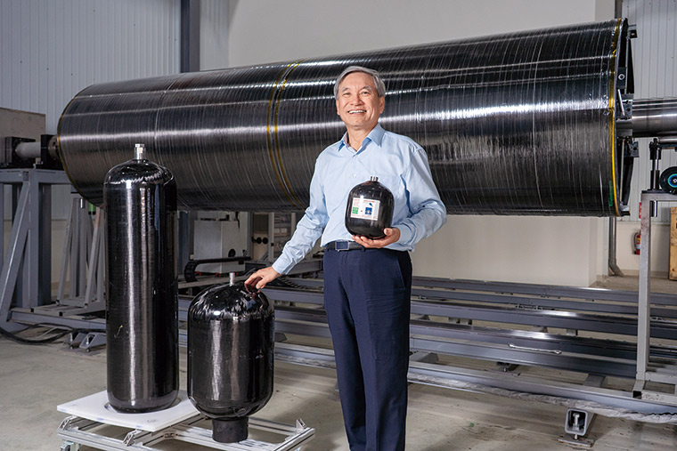 益材董事長翁冠群擁有台大博士學歷，他將所學的力學理論應用於高 壓氣瓶研發。