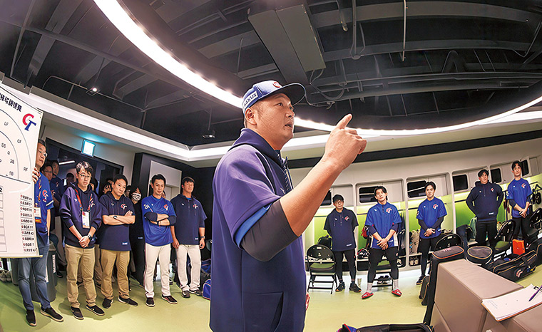 世界十二強棒球賽台灣代表隊總教練曾豪駒在比賽開始前，向全體 球員精神喊話。