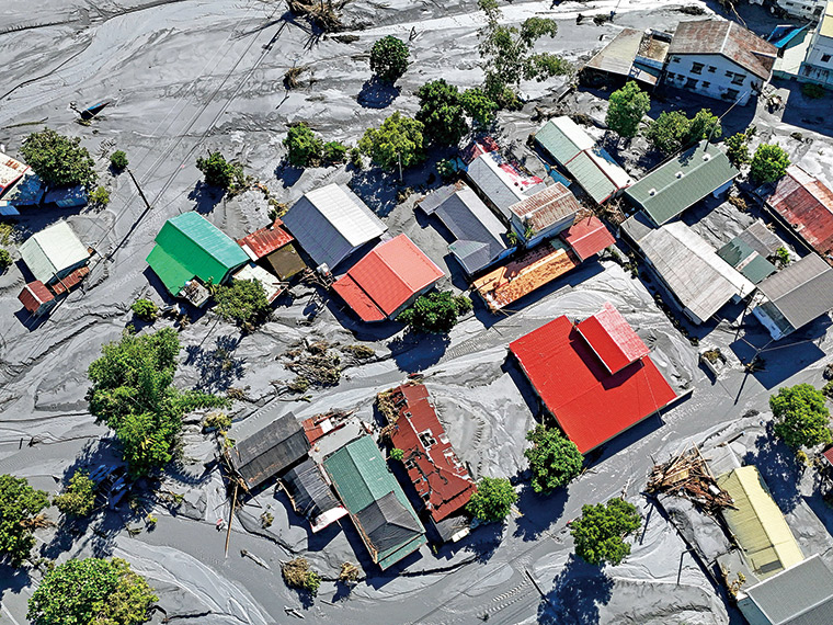 花蓮堰塞湖潰壩洩出1,540萬噸湖水,夾帶大量泥沙沖進市區,許 多一樓平房滅頂,民眾逃生不及。